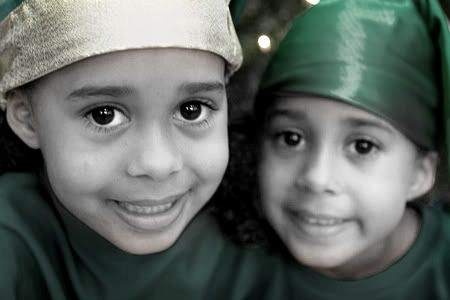 IMAGE: http://i10.photobucket.com/albums/a103/freddyphoto/xmas_smiles.jpg