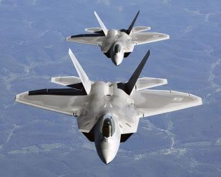 Two_F-22A_Raptor_in_column_flight.jpg