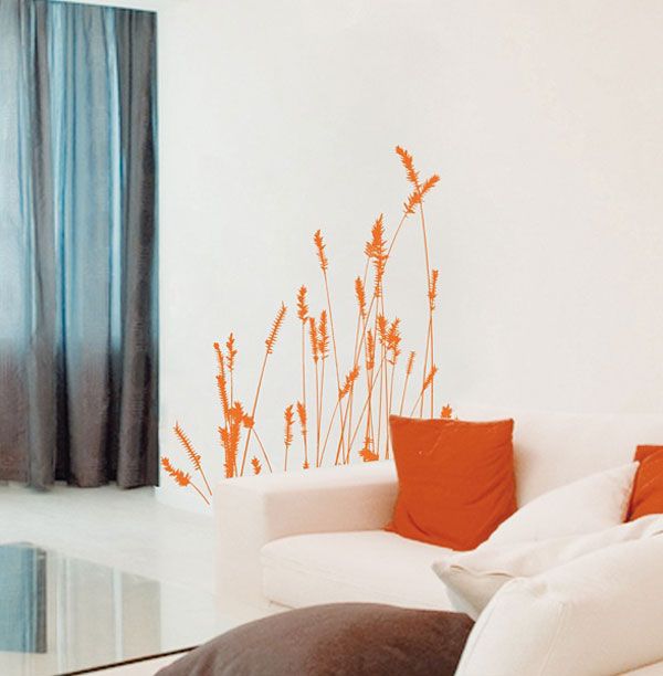 Оформить стену над диваном