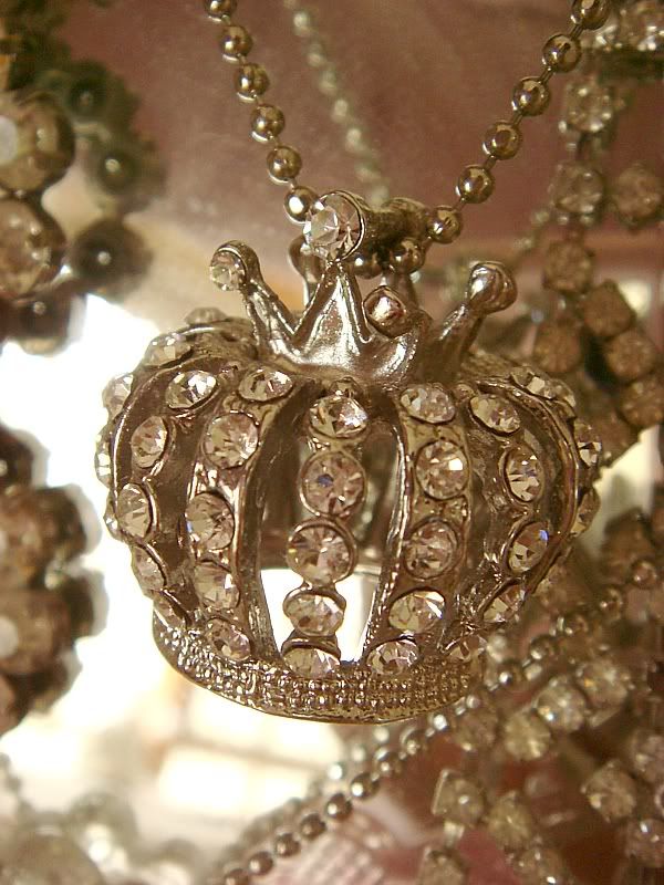 Don't you just love this crown ...