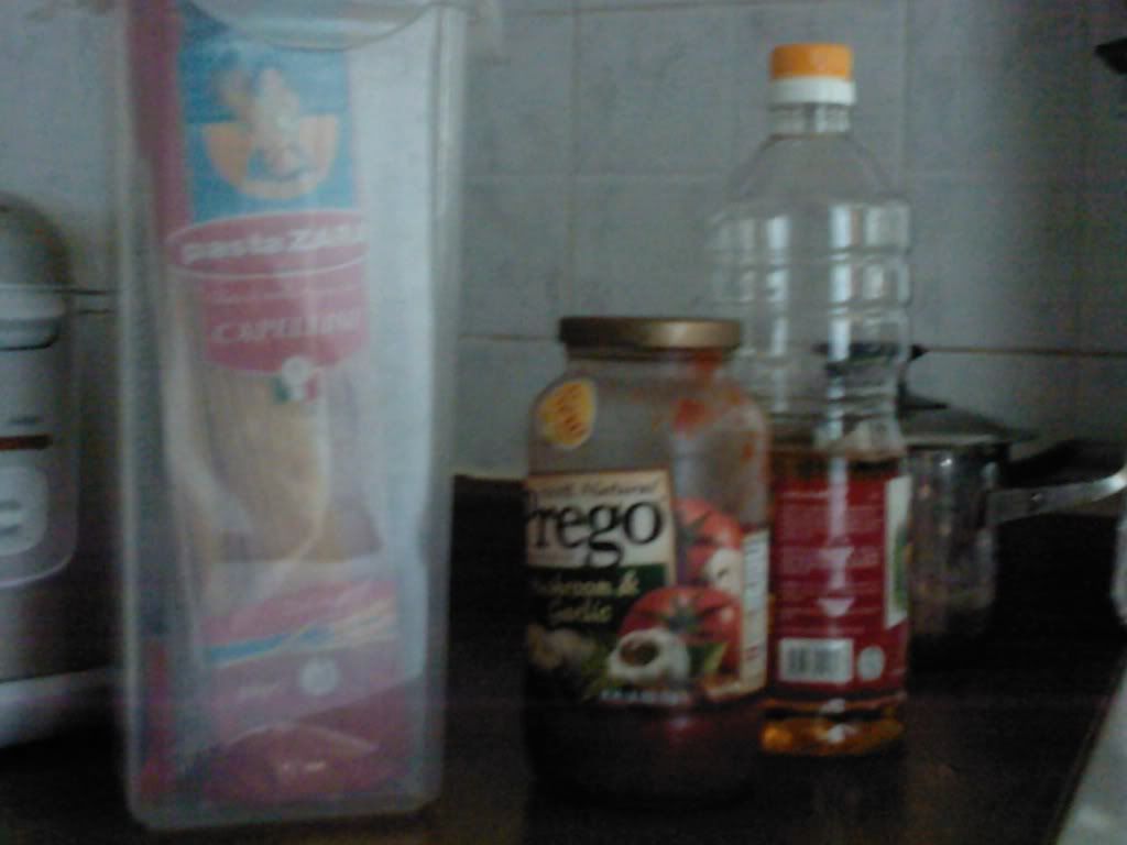 spaghetti, pasta, oil. Thats all you need