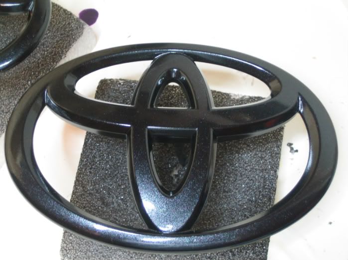 Toyota tundra black pearl emblems