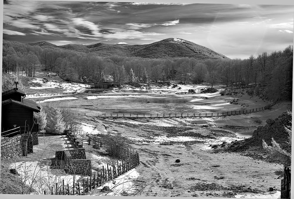 IMAGE: http://i10.photobucket.com/albums/a135/tiziano_bruno/BW/Campaegli%20IR/CRW_2892b.jpg