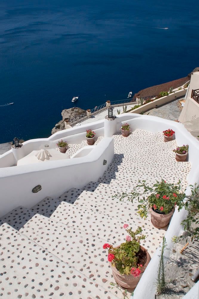 IMAGE: http://i10.photobucket.com/albums/a135/tiziano_bruno/Myconos%20and%20Santorini/IMG_1428.jpg?