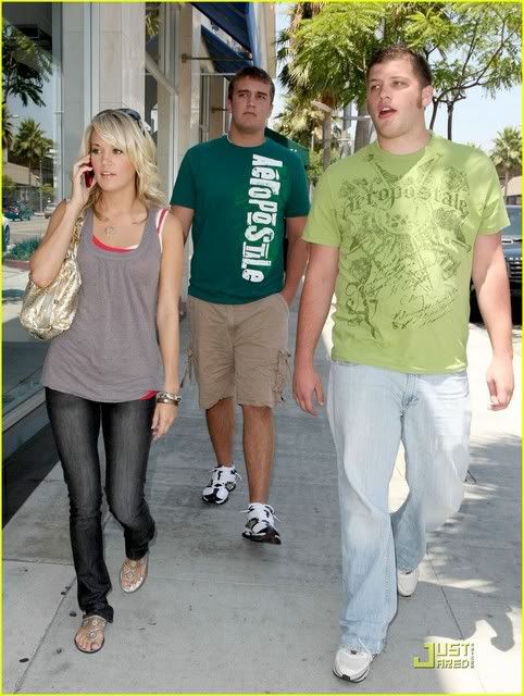 Carrie Underwood has lunch with her two male friends (the Aeropostale green 