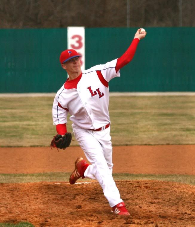 IMAGE: http://i10.photobucket.com/albums/a140/izatt82/35makingthepitch.jpg