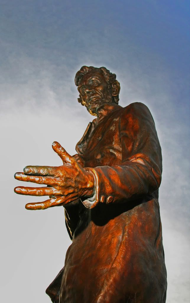 IMAGE: http://i10.photobucket.com/albums/a140/izatt82/lincolnhdr.jpg